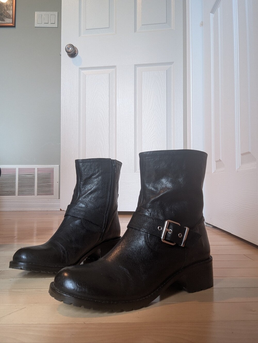 Genuine leather black boots size 7.5 Lord and Taylor 424